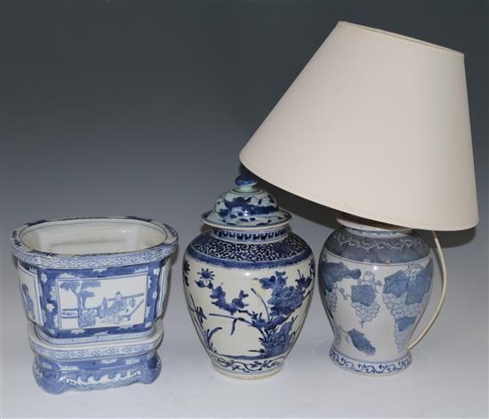 A Chinese blue and white jar & cover, a later jardiniere and table lamp